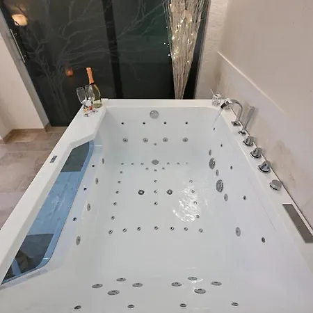 Laurel Con Idromassaggio Fasano